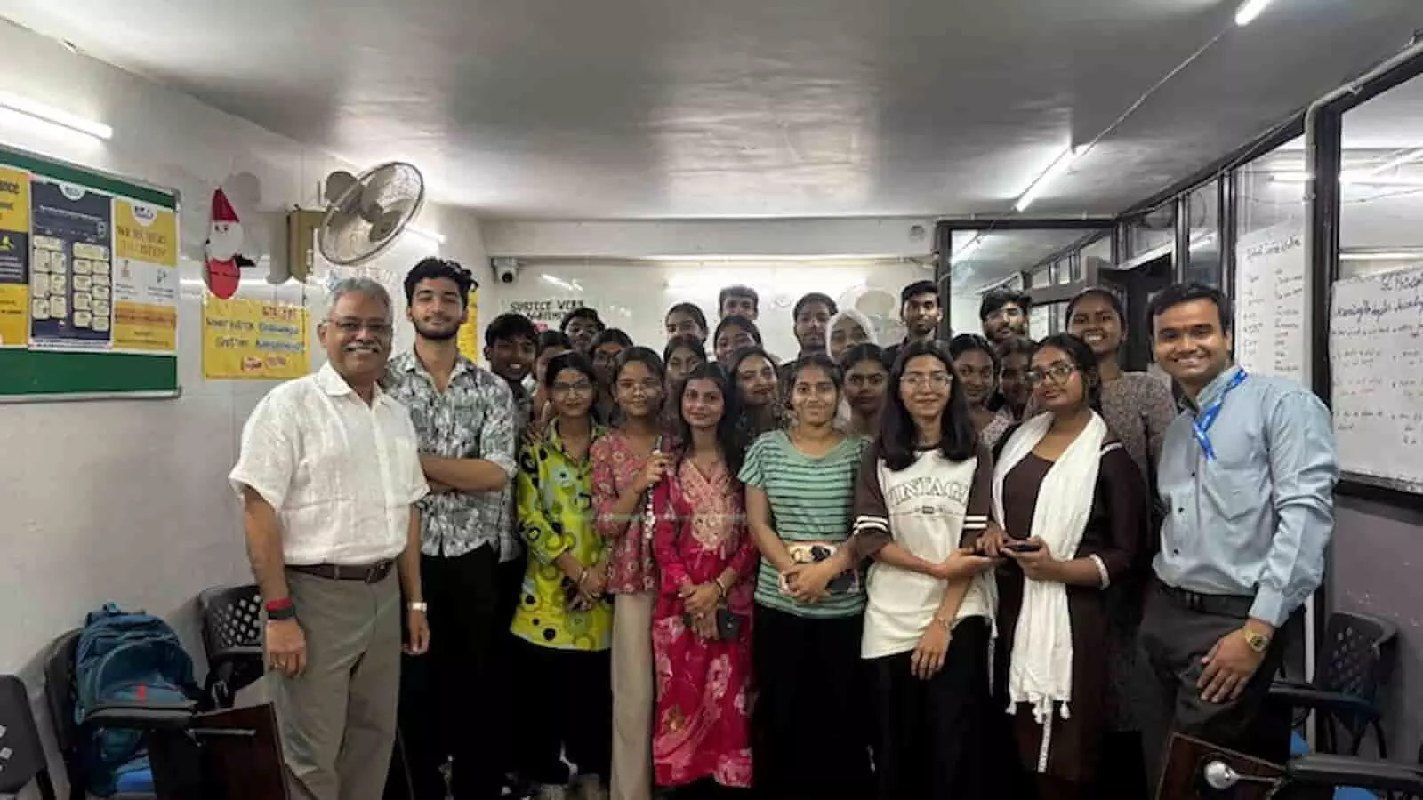 दक्षिण दिल्ली केंद्र में प्रशिक्षण प्राप्त कर रहे युवा और प्रशिक्षक मौजूद हैं।