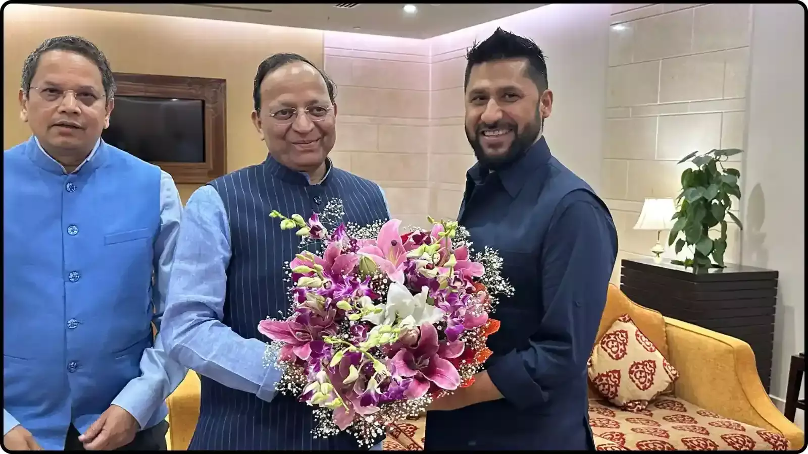 गुलदस्ता लेते हुए रबी लामिछाने, अरुण सिंह और विजय चौथाईवाले दिल्ली में राजनीतिक बैठक के दौरान दिख रहे हैं। गुलदस्ता लेते हुए रबी लामिछाने, अरुण सिंह और विजय चौथाईवाले दिल्ली में राजनीतिक बैठक के दौरान दिख रहे हैं।