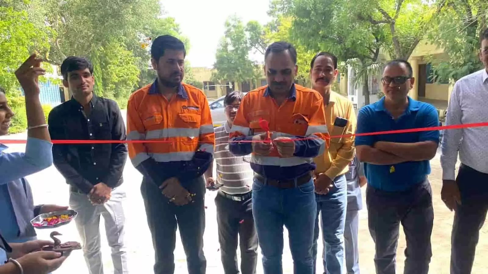 आगूचा विद्यालय में शिक्षा संबल शिविर का उद्घाटन करते हुए कंपनी के अधिकारी। आगूचा विद्यालय में शिक्षा संबल शिविर का उद्घाटन करते हुए कंपनी के अधिकारी।