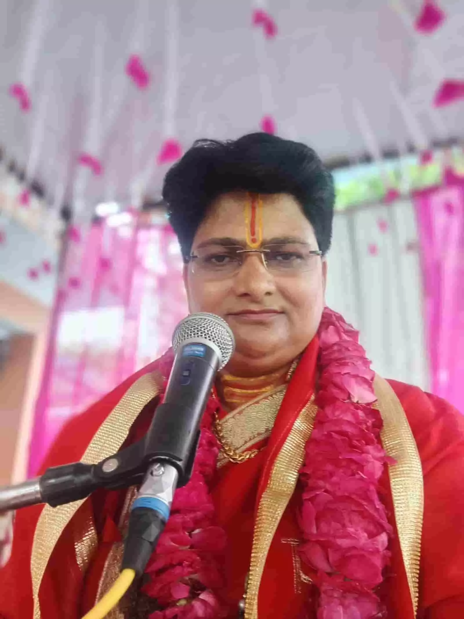 कथा वाचिका डॉ. कृष्णा पाठक भुसावर में आयोजित श्रीमद् भागवत कथा के संदर्भ में।
