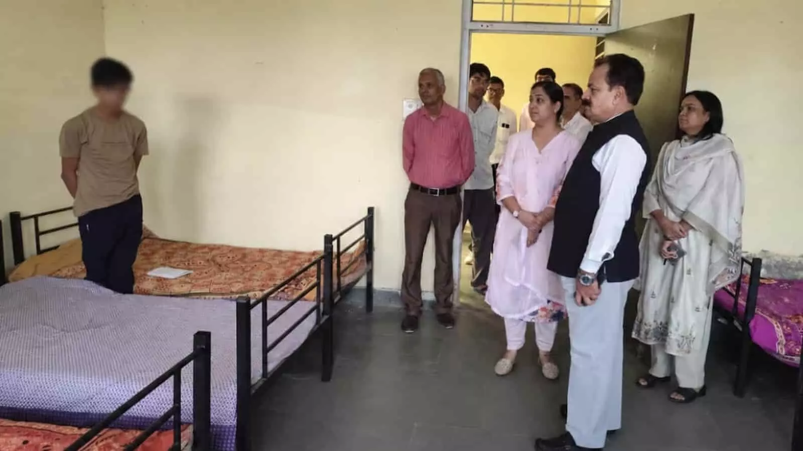 संप्रेक्षण गृह में अधिकारियों द्वारा व्यवस्थाओं का निरीक्षण किया जा रहा है। संप्रेक्षण गृह में अधिकारियों द्वारा व्यवस्थाओं का निरीक्षण किया जा रहा है।