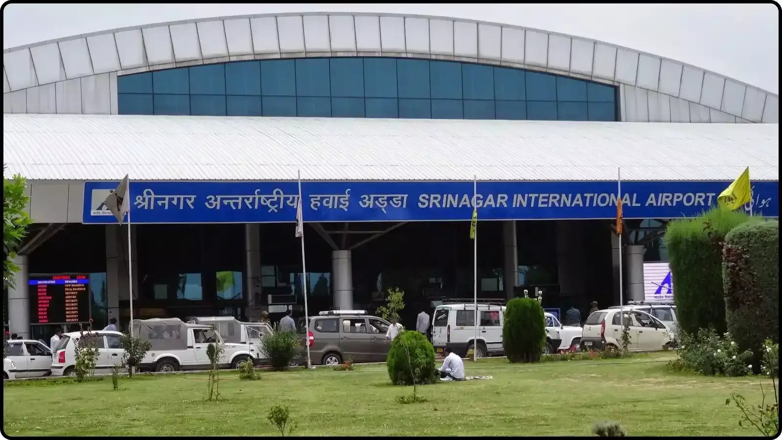मुख्य टर्मिनल भवन का नामपट्ट और खड़े वाहन श्रीनगर अंतरराष्ट्रीय हवाई अड्डे पर बुनियादी ढांचा प्रबंधन के संदर्भ में दिख रहे हैं। मुख्य टर्मिनल भवन का नामपट्ट और खड़े वाहन श्रीनगर अंतरराष्ट्रीय हवाई अड्डे पर बुनियादी ढांचा प्रबंधन के संदर्भ में दिख रहे हैं।
