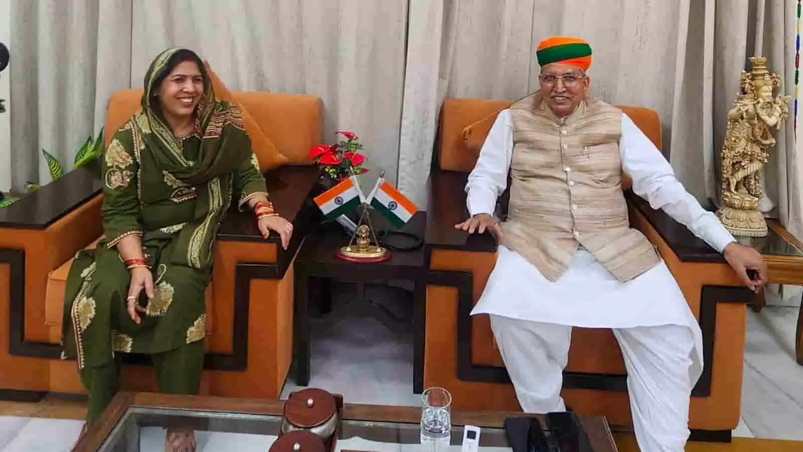 रंजीता कोली और केंद्रीय विधि मंत्री अर्जुन राम मेघवाल दिल्ली में बैठक करते हुए।