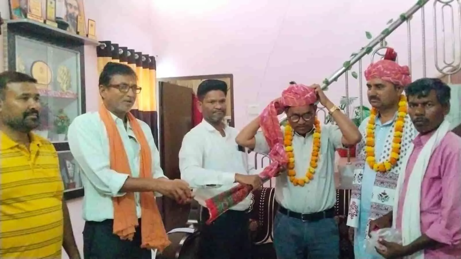 बौंली में भाजपा कार्यकर्ताओं द्वारा नवनियुक्त पदाधिकारियों का माल्यार्पण कर स्वागत किया गया। बौंली में भाजपा कार्यकर्ताओं द्वारा नवनियुक्त पदाधिकारियों का माल्यार्पण कर स्वागत किया गया।