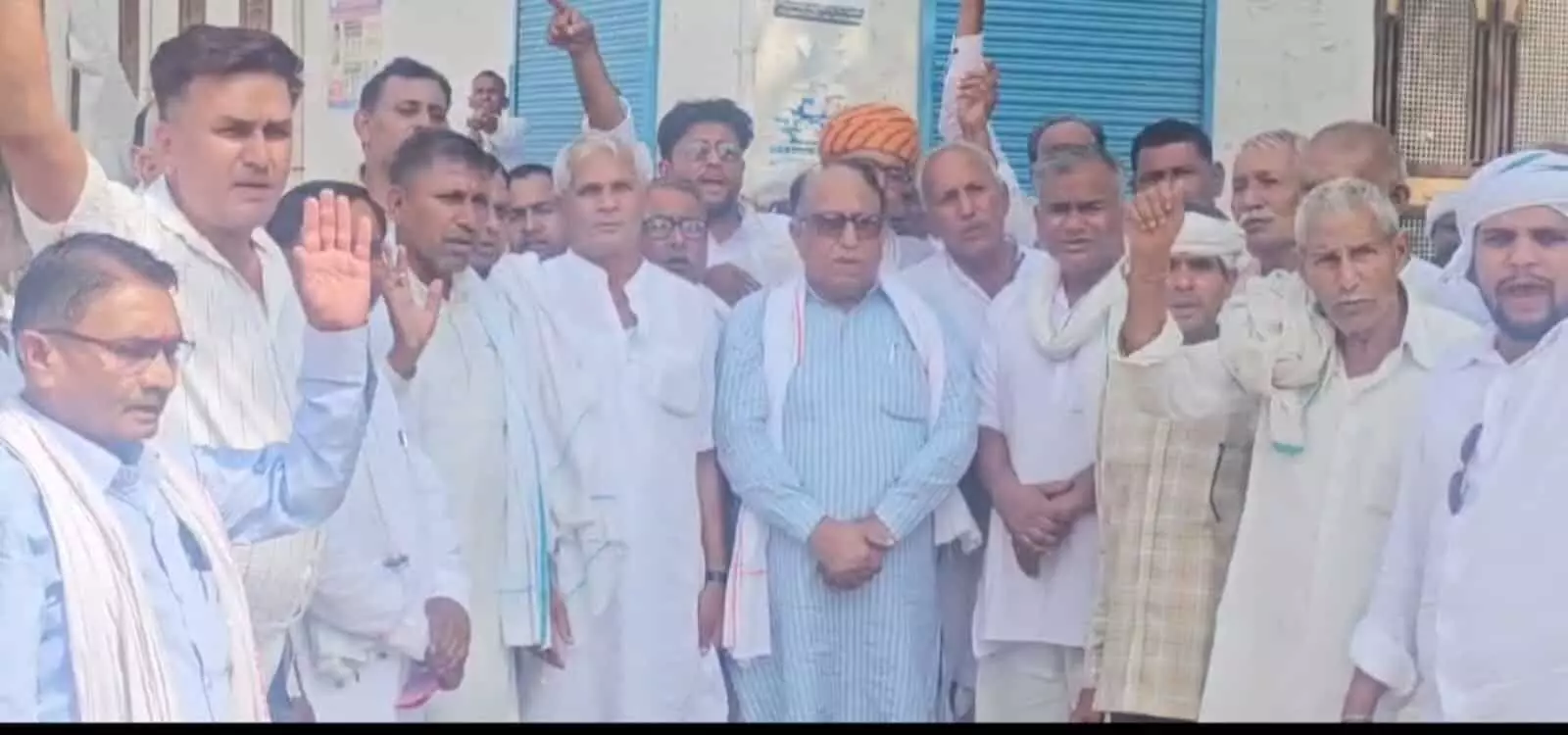 पाँचना बाँध की नहरों में पानी की मांग करते गंगापुर सिटी के किसान और विधायक। पाँचना बाँध की नहरों में पानी की मांग करते गंगापुर सिटी के किसान और विधायक।