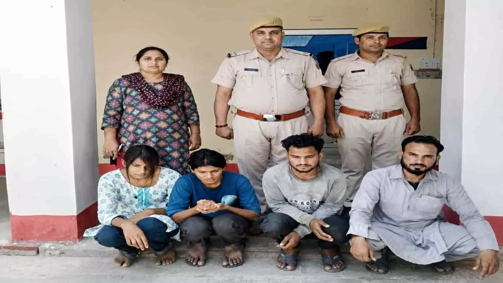 एसडीएम कार्यालय से चोरी के मामले में गिरफ्तार चार आरोपी बामनवास पुलिस की हिरासत में। एसडीएम कार्यालय से चोरी के मामले में गिरफ्तार चार आरोपी बामनवास पुलिस की हिरासत में।