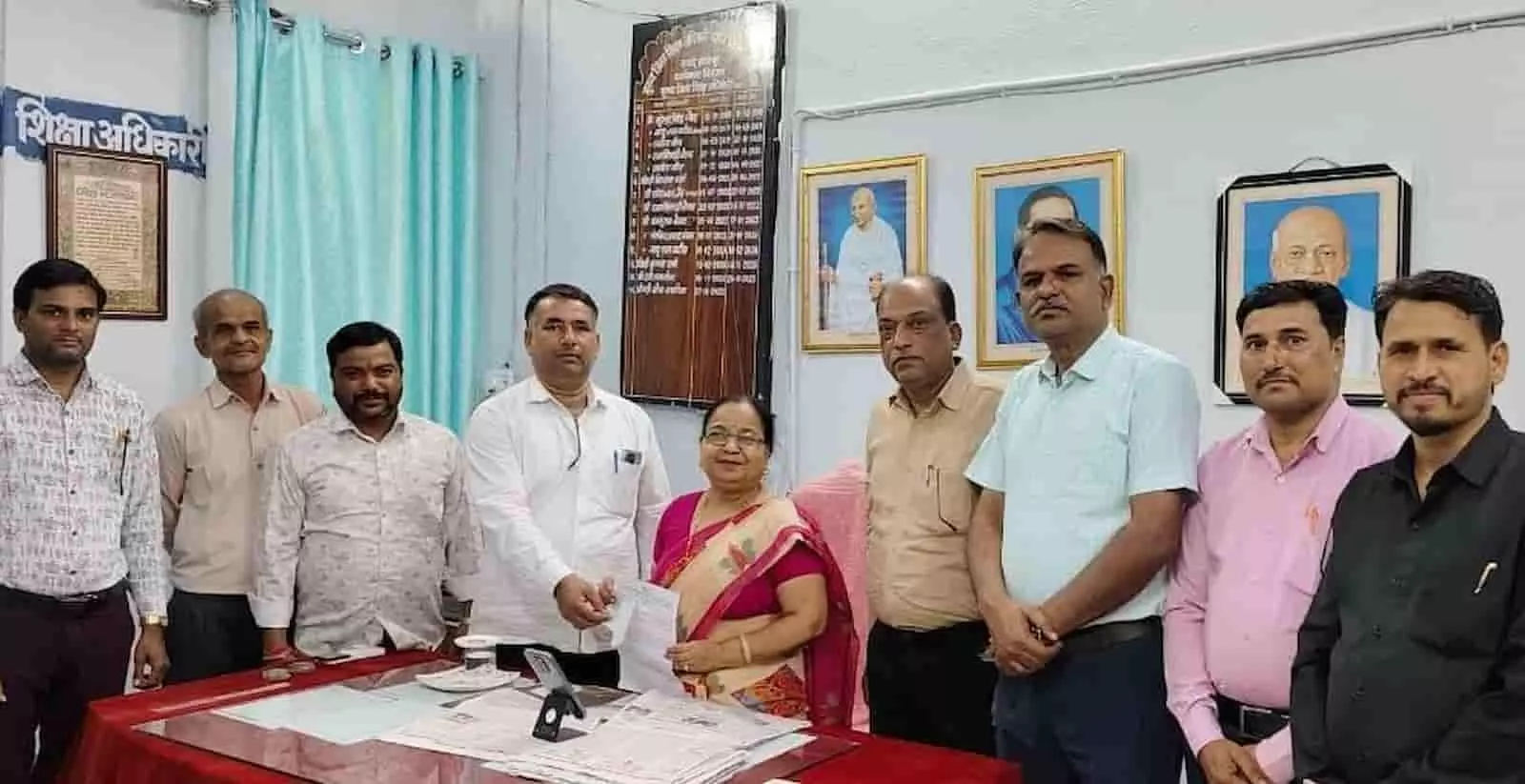 प्रधानाचार्य और शिक्षा अधिकारी सवाई माधोपुर में विद्यालय विकास के लिए चेक सौंपते हुए। प्रधानाचार्य और शिक्षा अधिकारी सवाई माधोपुर में विद्यालय विकास के लिए चेक सौंपते हुए।