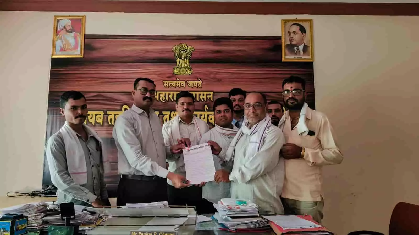 राष्ट्रवादी युवक कांग्रेस द्वारा बरूड तहसीलदार को फसल नुकसान मुआवजे का ज्ञापन सौंपा गया। राष्ट्रवादी युवक कांग्रेस द्वारा बरूड तहसीलदार को फसल नुकसान मुआवजे का ज्ञापन सौंपा गया।