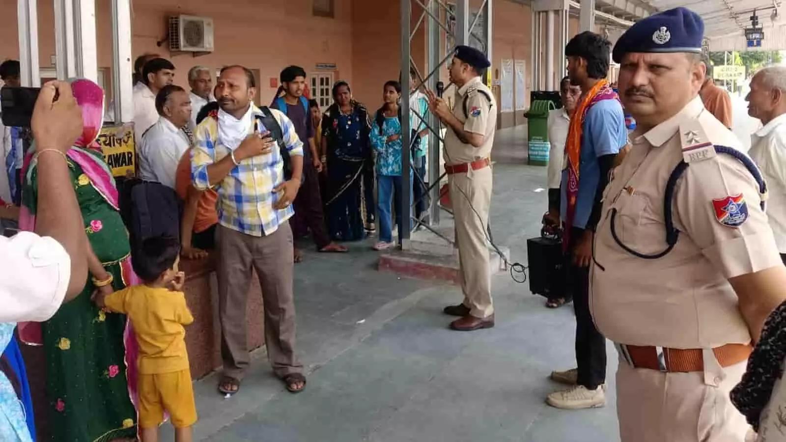 ब्यावर रेलवे स्टेशन के प्लेटफार्म पर यात्रियों को जागरूक करते हुए आरपीएफ थाना प्रभारी निरीक्षक नरेश कुमार और सुरक्षा बल के जवान। ब्यावर रेलवे स्टेशन के प्लेटफार्म पर यात्रियों को जागरूक करते हुए आरपीएफ थाना प्रभारी निरीक्षक नरेश कुमार और सुरक्षा बल के जवान।