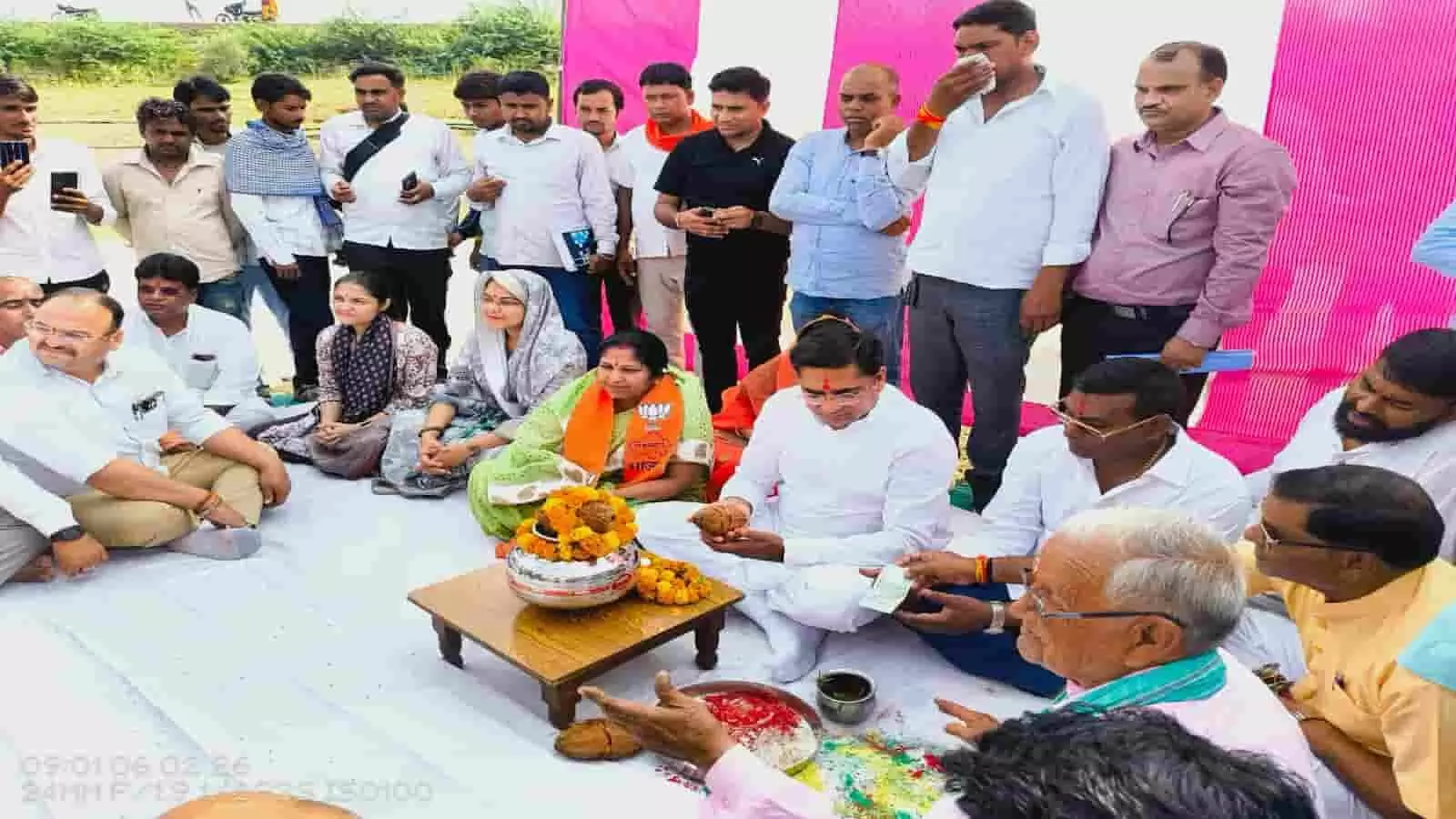 कालाखो बांध पर जल पूजन की रस्म निभाते जल संसाधन मंत्री सुरेश सिंह रावत और प्रशासनिक अधिकारी। कालाखो बांध पर जल पूजन की रस्म निभाते जल संसाधन मंत्री सुरेश सिंह रावत और प्रशासनिक अधिकारी।