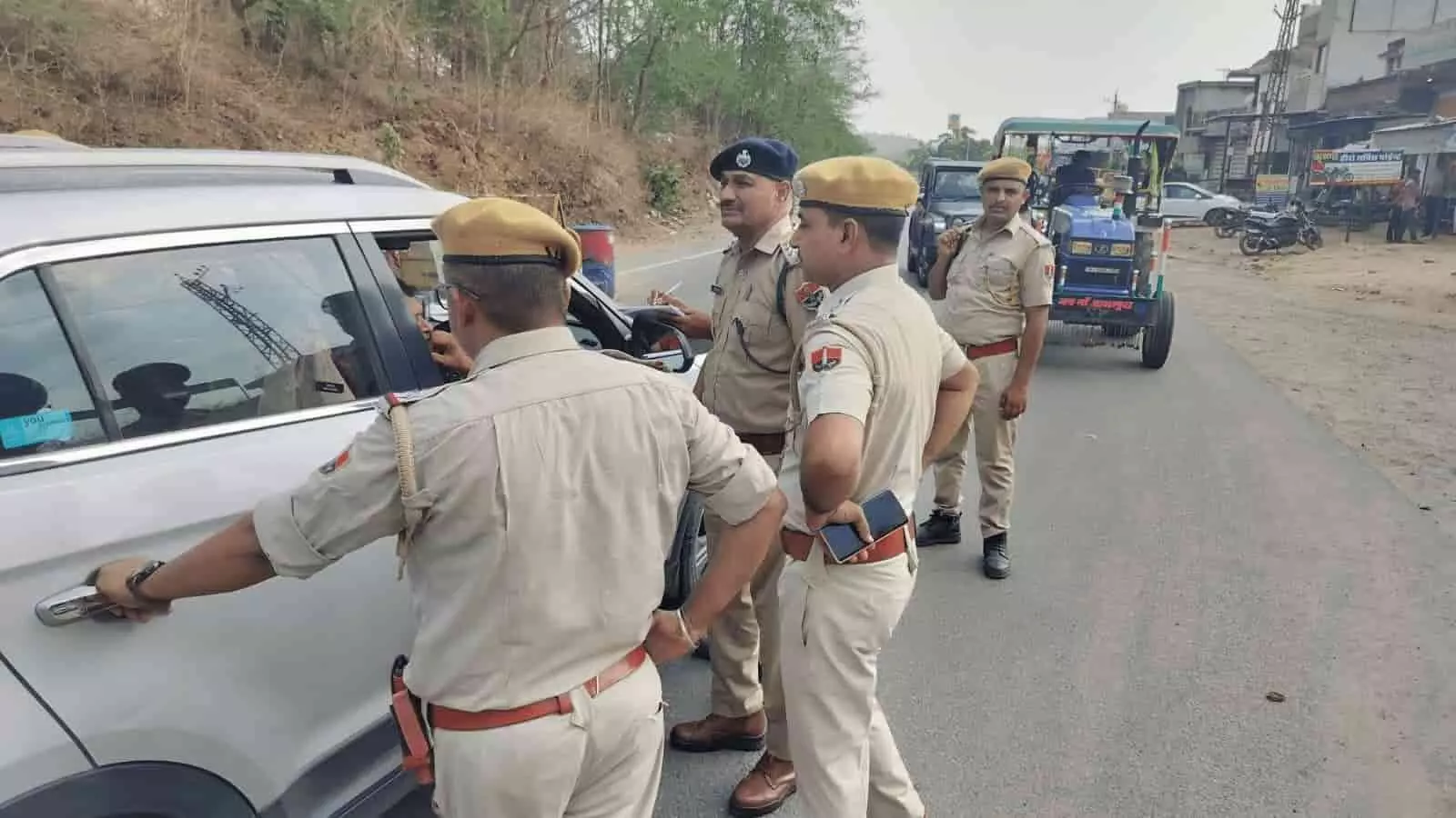 सड़क पर गाड़ी रोककर वाहन चालक से पू सड़क पर गाड़ी रोककर वाहन चालक से पू