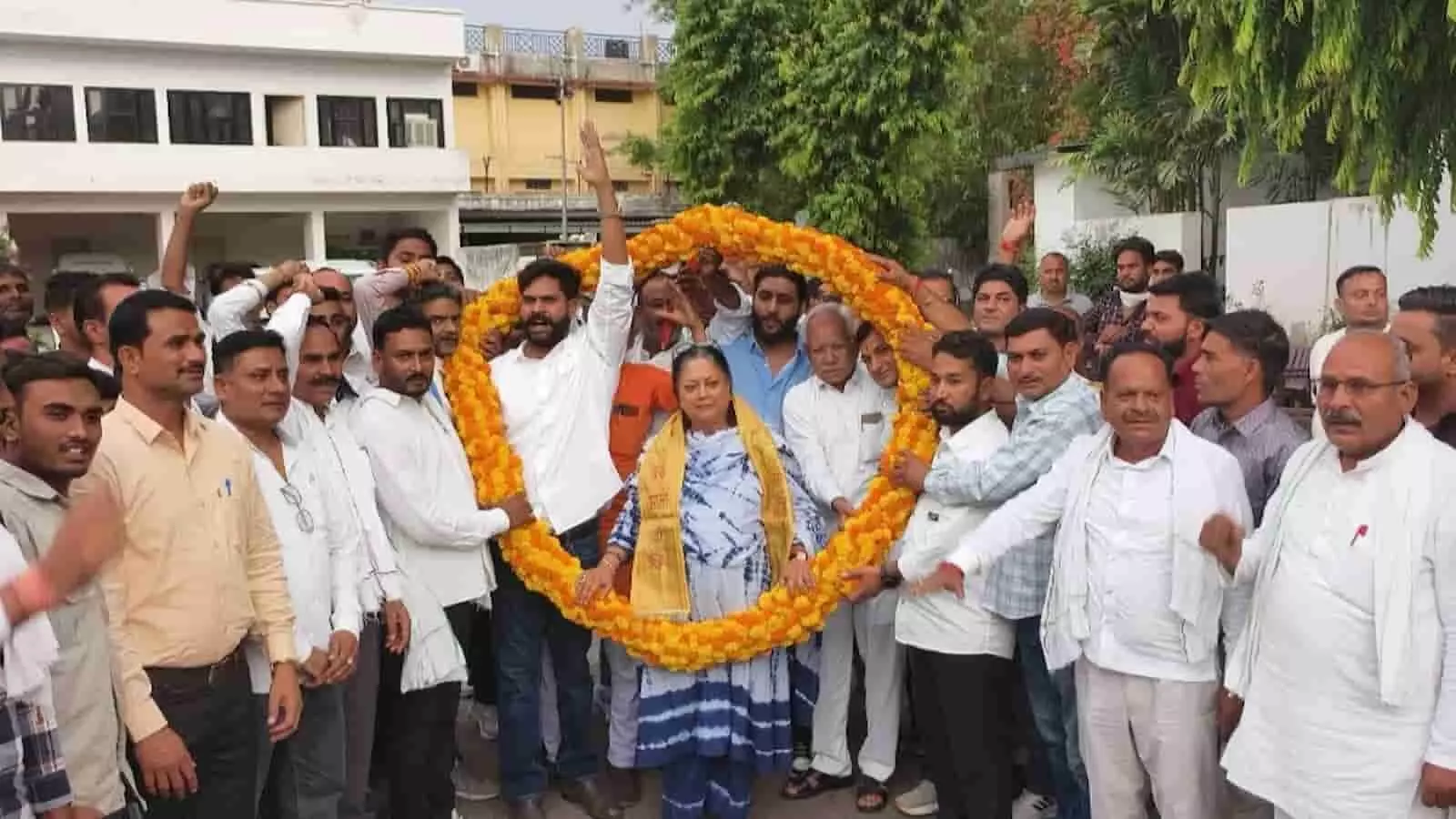 हेमंत मीणा और कार्यकर्ताओं ने जयपुर में पूर्व मुख्यमंत्री वसुंधरा राजे का स्वागत किया। हेमंत मीणा और कार्यकर्ताओं ने जयपुर में पूर्व मुख्यमंत्री वसुंधरा राजे का स्वागत किया।