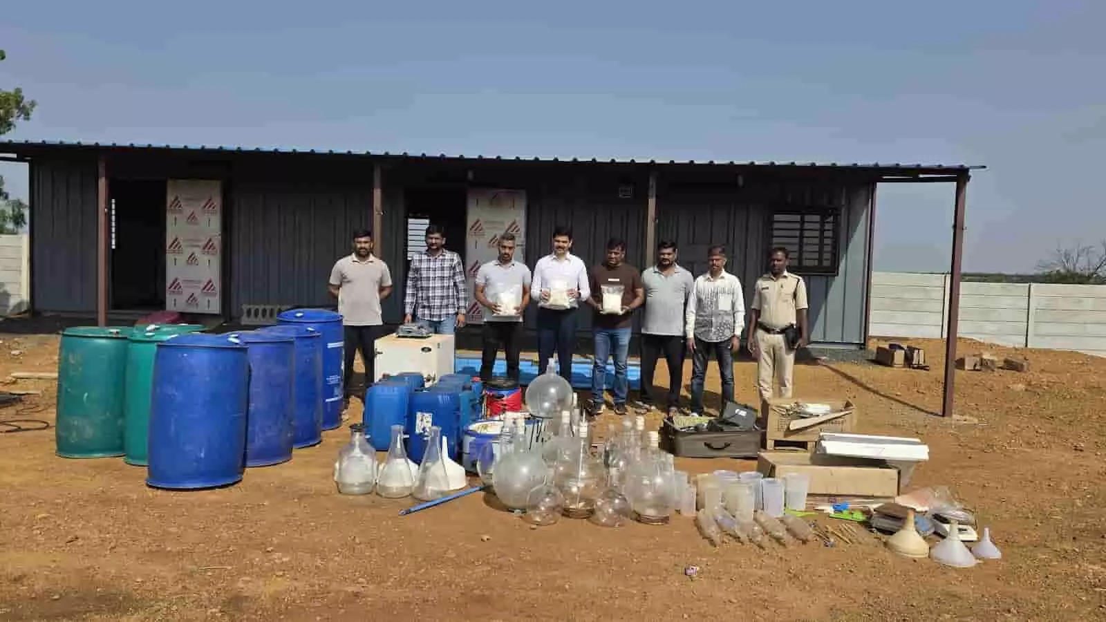 पुलिस अधिकारी तेलंगाना में जब्त किए गए ड्रग्स और उपकरणों के साथ खड़े हैं। पुलिस अधिकारी तेलंगाना में जब्त किए गए ड्रग्स और उपकरणों के साथ खड़े हैं।