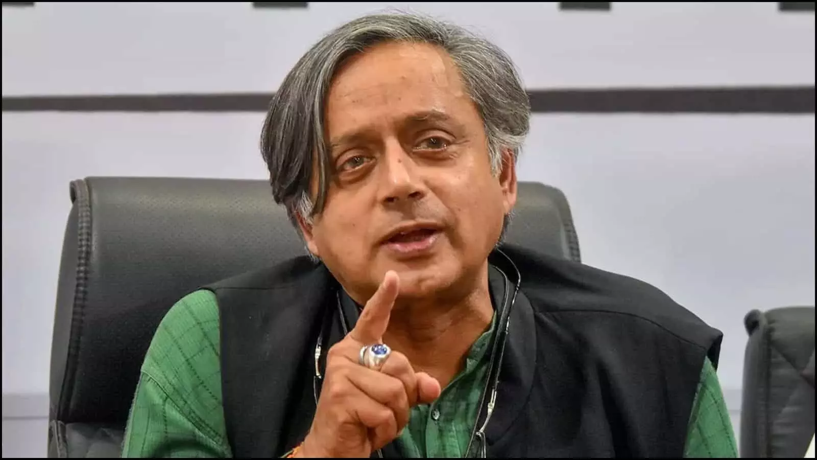 कुर्सी पर बैठकर बोलते हुए कांग्रेस सांसद शशि थरूर नई दिल्ली में नीट परीक्षा विवाद के संदर्भ में कुर्सी पर बैठकर बोलते हुए कांग्रेस सांसद शशि थरूर नई दिल्ली में नीट परीक्षा विवाद के संदर्भ में