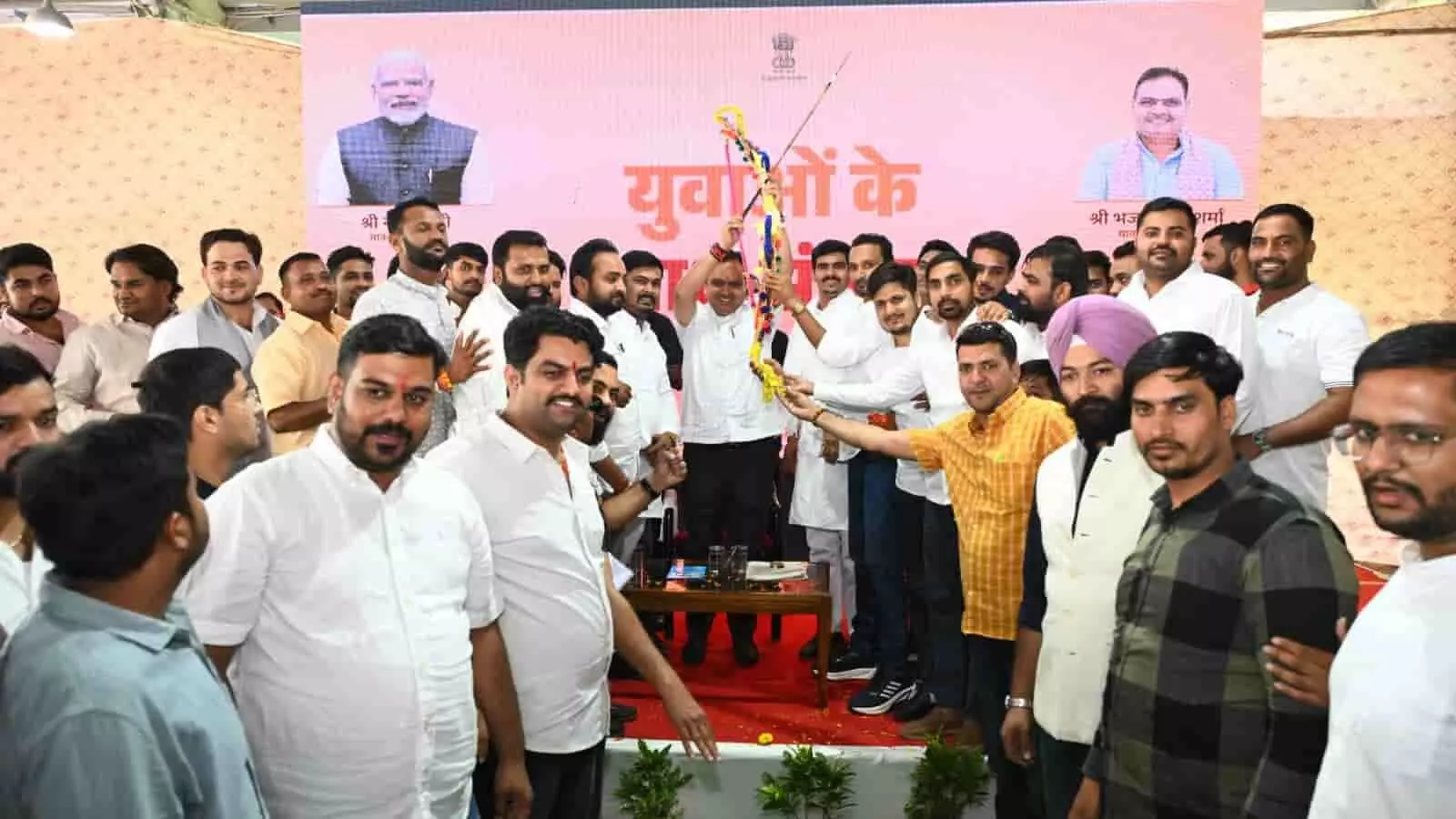 मुख्यमंत्री भजनलाल शर्मा जयपुर में आयोजित युवा संवाद कार्यक्रम में युवाओं के साथ। मुख्यमंत्री भजनलाल शर्मा जयपुर में आयोजित युवा संवाद कार्यक्रम में युवाओं के साथ।