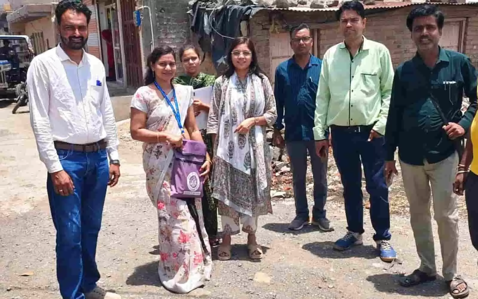 अरनोद में जनगणना प्रगणकों और अधिकारियों द्वारा मकान सूचीकरण कार्यों का भौतिक निरीक्षण किया जा रहा है। अरनोद में जनगणना प्रगणकों और अधिकारियों द्वारा मकान सूचीकरण कार्यों का भौतिक निरीक्षण किया जा रहा है।