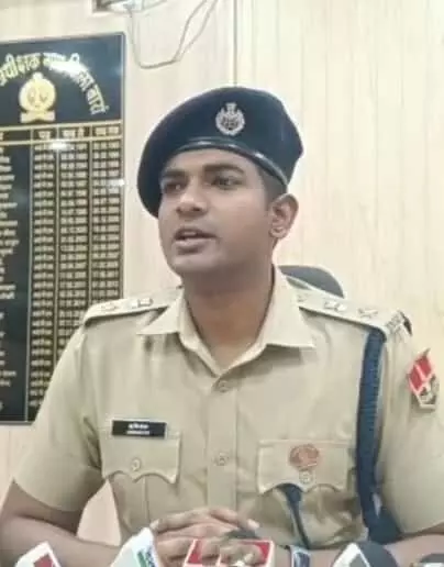 बारां पुलिस कार्यालय में मीडिया को जानकारी देते पुलिस अधीक्षक अभिषेक अंदासु ड्रग तस्करों पर कार्रवाई के संदर्भ में बारां पुलिस कार्यालय में मीडिया को जानकारी देते पुलिस अधीक्षक अभिषेक अंदासु ड्रग तस्करों पर कार्रवाई के संदर्भ में