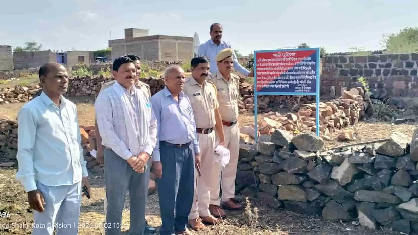 खुले मैदान में बोर्ड के पास खड़े पुलिस अधिकारी और नागरिक दौसा में कानूनी कार्रवाई के संदर्भ में दिख रहे हैं। खुले मैदान में बोर्ड के पास खड़े पुलिस अधिकारी और नागरिक दौसा में कानूनी कार्रवाई के संदर्भ में दिख रहे हैं।
