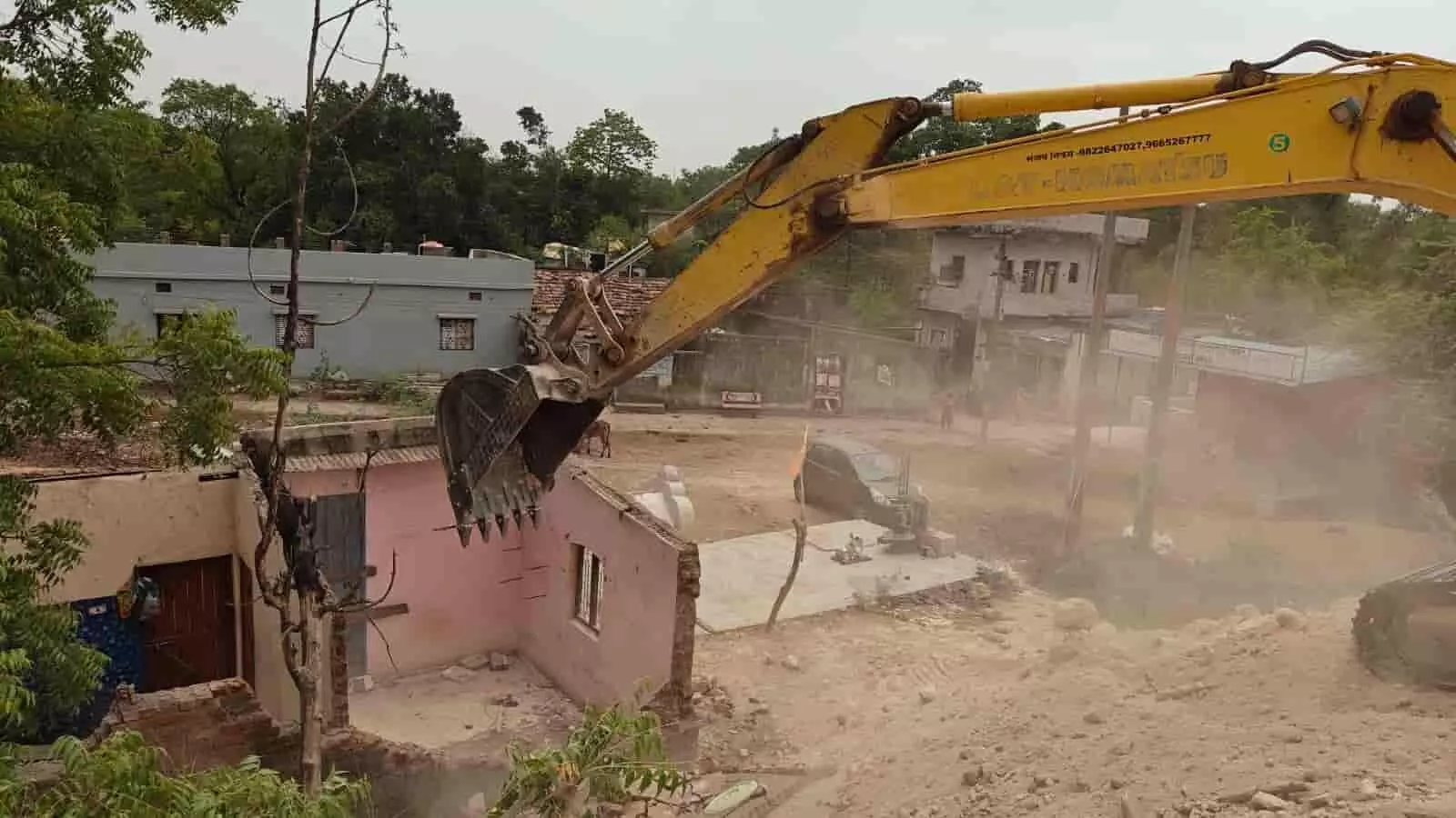 चंद्रपुर यार्ड में रेलवे भूमि से अवैध अतिक्रमण को हटाती हुई जेसीबी मशीन। चंद्रपुर यार्ड में रेलवे भूमि से अवैध अतिक्रमण को हटाती हुई जेसीबी मशीन।
