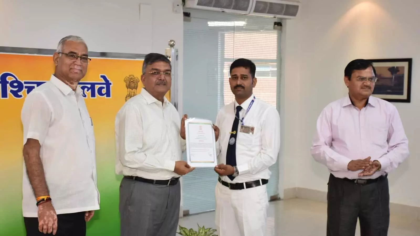 जयपुर मुख्यालय में उत्तर पश्चिम रेलवे की संरक्षा बैठक के दौरान महाप्रबंधक श्री अमिताभ द्वारा सतर्क रेलकर्मियों को पुरस्कार देने का दृश्य जयपुर मुख्यालय में उत्तर पश्चिम रेलवे की संरक्षा बैठक के दौरान महाप्रबंधक श्री अमिताभ द्वारा सतर्क रेलकर्मियों को पुरस्कार देने का दृश्य