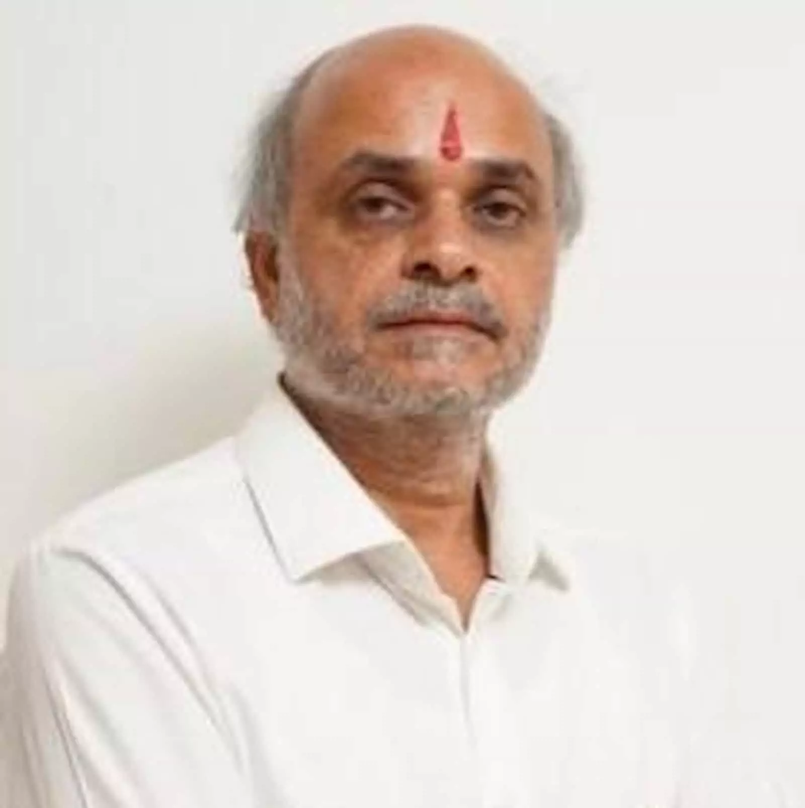 भीलवाड़ा विधायक अशोक कोठारी अफीम नीति सुधार हेतु कोटा में सुझाव पत्र देते हुए। भीलवाड़ा विधायक अशोक कोठारी अफीम नीति सुधार हेतु कोटा में सुझाव पत्र देते हुए।