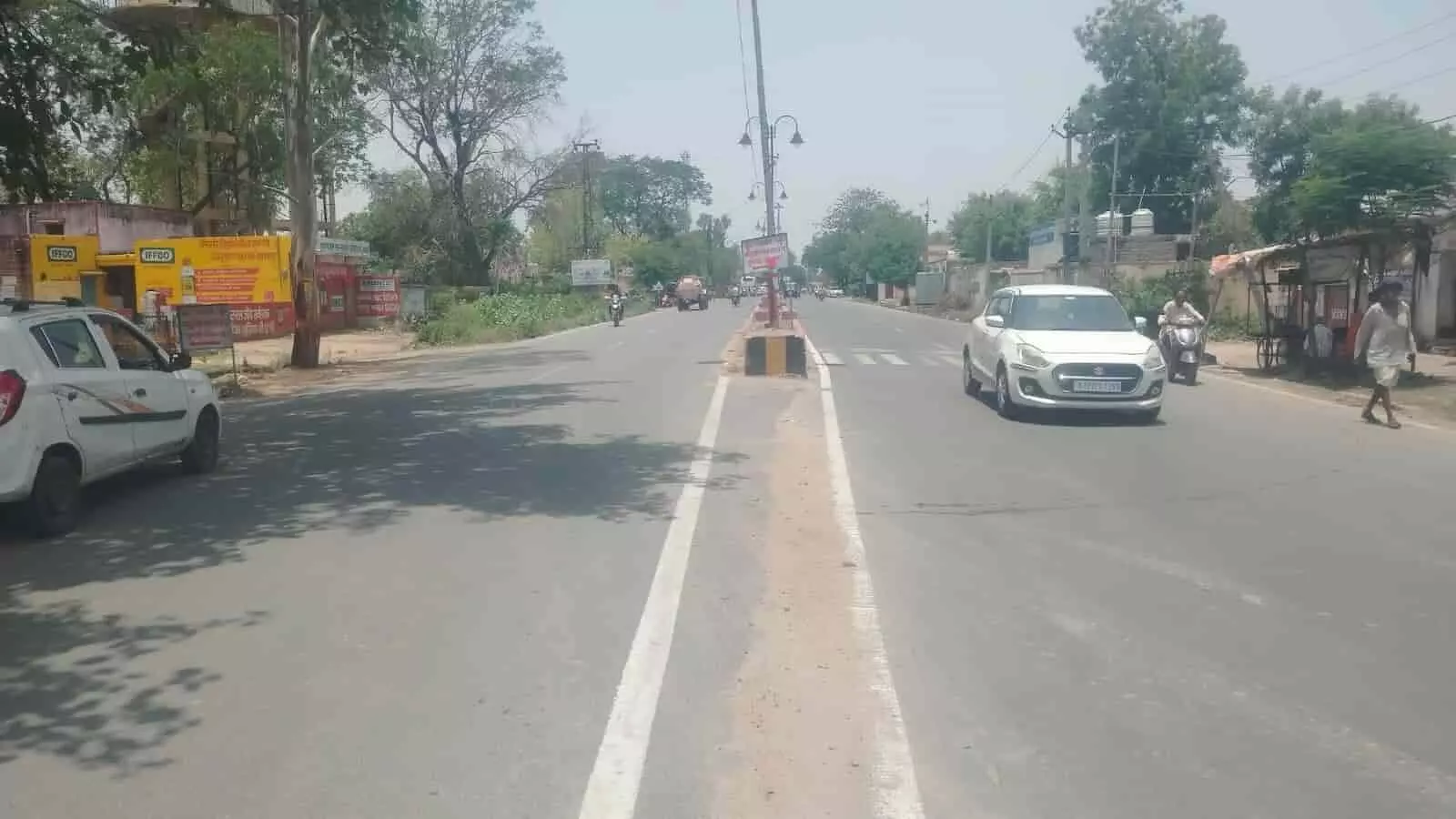 भीलवाड़ा के सुवाणा में स्थित सड़क मार्ग जहाँ सुरक्षा के लिए स्पीड ब्रेकर की मांग की जा रही है। भीलवाड़ा के सुवाणा में स्थित सड़क मार्ग जहाँ सुरक्षा के लिए स्पीड ब्रेकर की मांग की जा रही है।