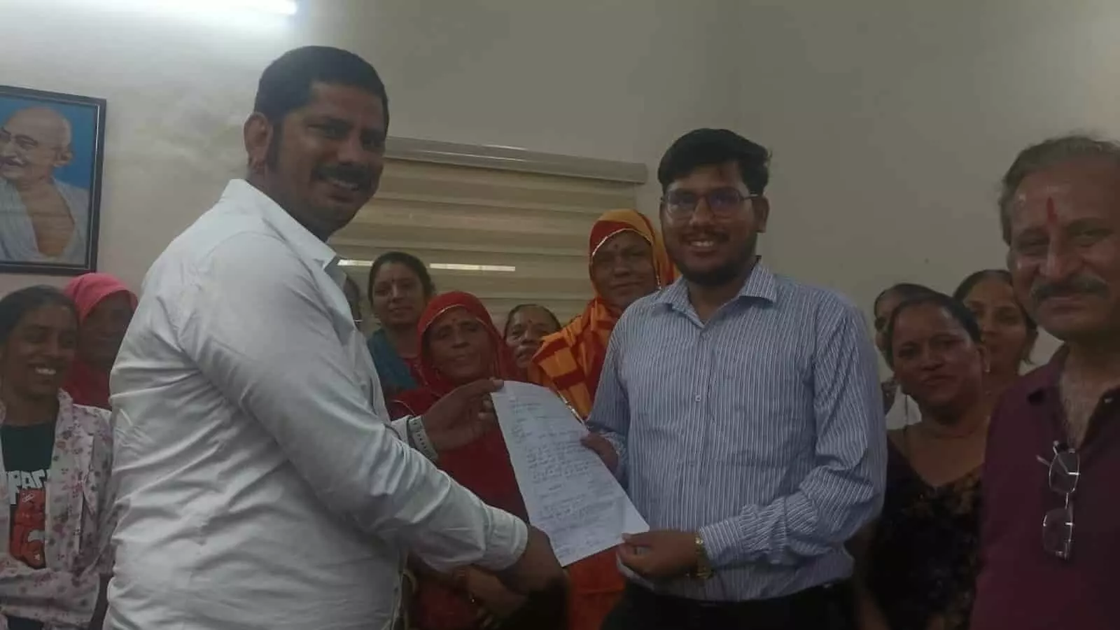 भीलवाड़ा के निवासी पेयजल समस्या के समाधान हेतु PHED अधिकारियों को ज्ञापन सौंप रहे हैं। भीलवाड़ा के निवासी पेयजल समस्या के समाधान हेतु PHED अधिकारियों को ज्ञापन सौंप रहे हैं।