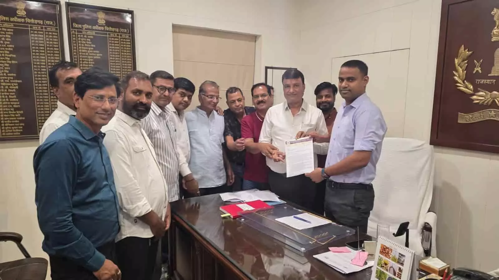 पुलिस अधीक्षक कार्यालय चित्तौड़गढ़ में व्यापार महासंघ के पदाधिकारी नवनियुक्त एसपी धर्मेंद्र सिंह यादव को मांग पत्र सौंपते हुए पुलिस अधीक्षक कार्यालय चित्तौड़गढ़ में व्यापार महासंघ के पदाधिकारी नवनियुक्त एसपी धर्मेंद्र सिंह यादव को मांग पत्र सौंपते हुए