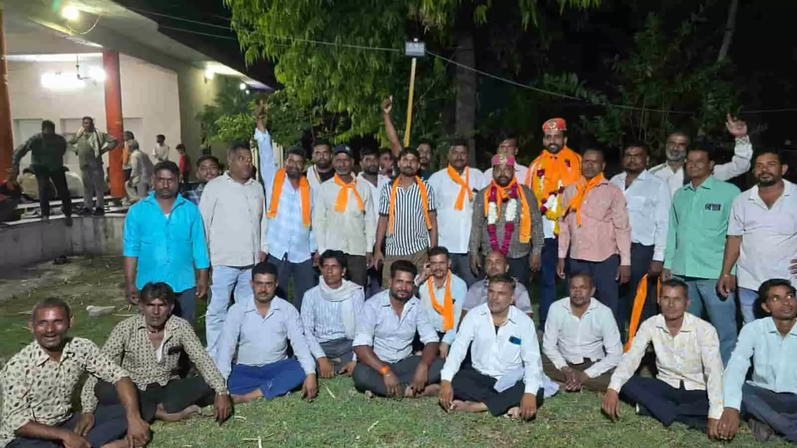 मंदिर परिसर के मैदान में एकजुट होकर बैठे और खड़े हाथ थैला फुटकर फल व्यवसायी यूनियन के पदाधिकारी व सदस्य। मंदिर परिसर के मैदान में एकजुट होकर बैठे और खड़े हाथ थैला फुटकर फल व्यवसायी यूनियन के पदाधिकारी व सदस्य।