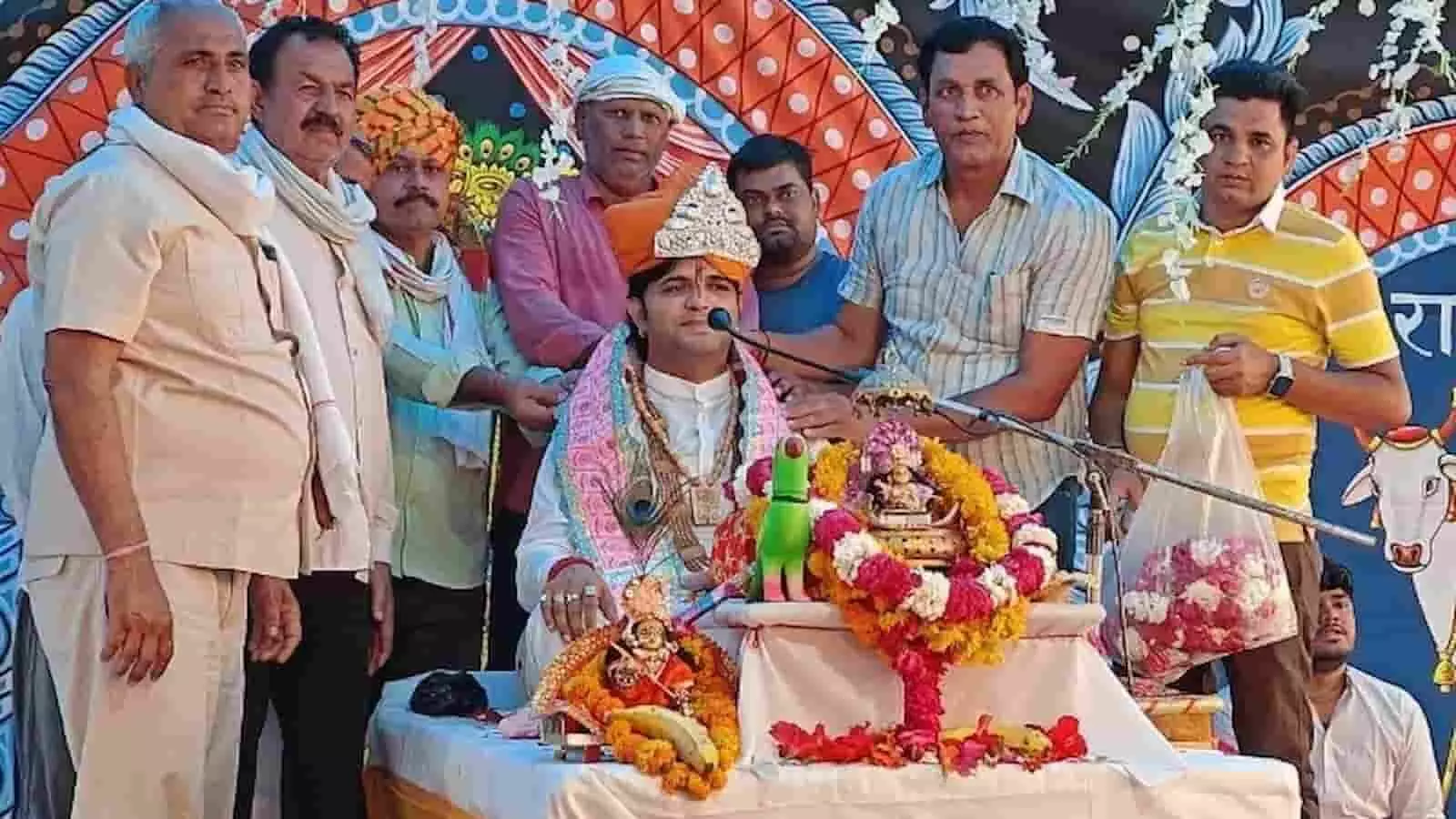 नाथू का नगला में श्रीमद्भागवत कथा के समापन अवसर पर व्यास पंडित पुरुषोत्तम कृष्ण महाराज का अभिनंदन।