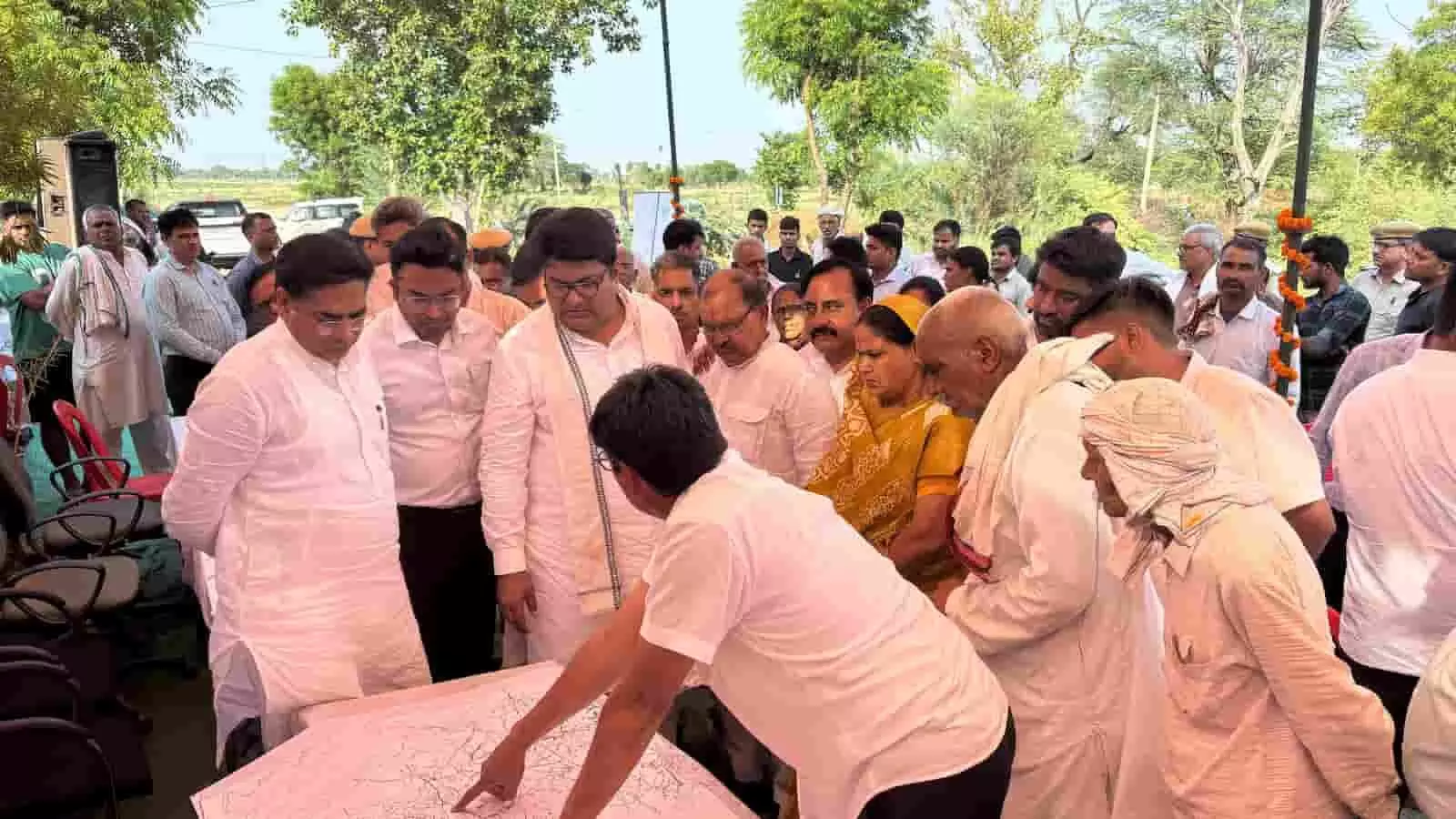 डीग में जल संसाधन मंत्री सुरेश सिंह रावत सह बंध-होम्स कैनाल के मानचित्र का निरीक्षण करते हुए। डीग में जल संसाधन मंत्री सुरेश सिंह रावत सह बंध-होम्स कैनाल के मानचित्र का निरीक्षण करते हुए।