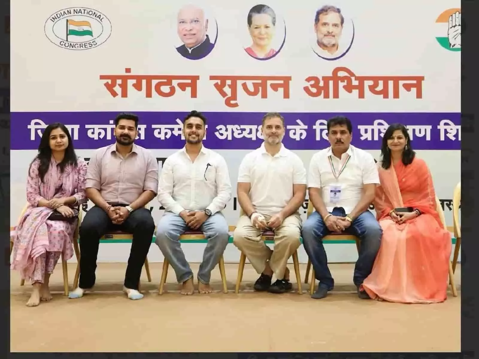 पुष्कर के प्रशिक्षण शिविर में राहुल गांधी कांग्रेस जिलाध्यक्षों के साथ बैठकर संगठन सृजन अभियान पर चर्चा कर रहे हैं। पुष्कर के प्रशिक्षण शिविर में राहुल गांधी कांग्रेस जिलाध्यक्षों के साथ बैठकर संगठन सृजन अभियान पर चर्चा कर रहे हैं।