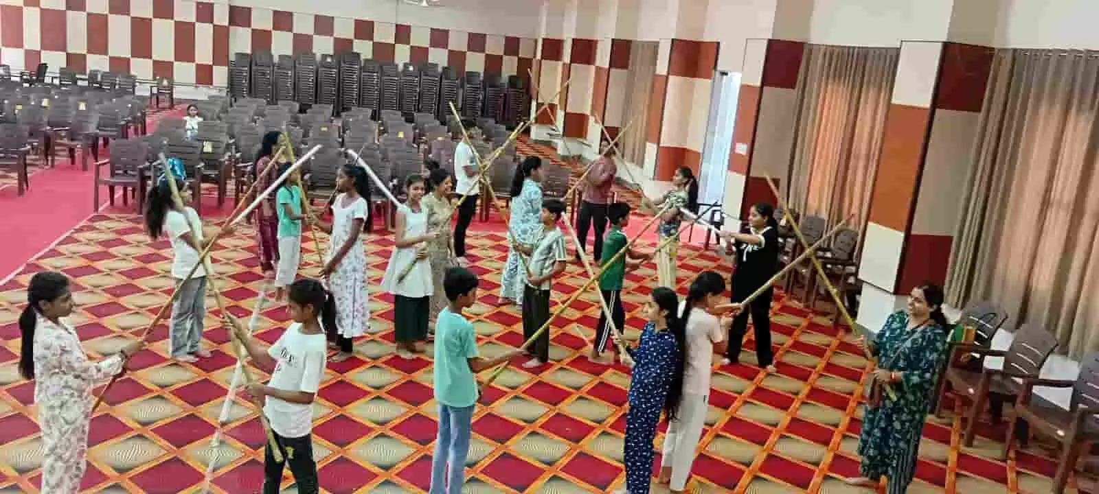 कोटा में समर कैंप के दौरान बच्चे गीताभवन में प्रशिक्षिका के साथ लाठी चलाने का अभ्यास कर रहे हैं। कोटा में समर कैंप के दौरान बच्चे गीताभवन में प्रशिक्षिका के साथ लाठी चलाने का अभ्यास कर रहे हैं।