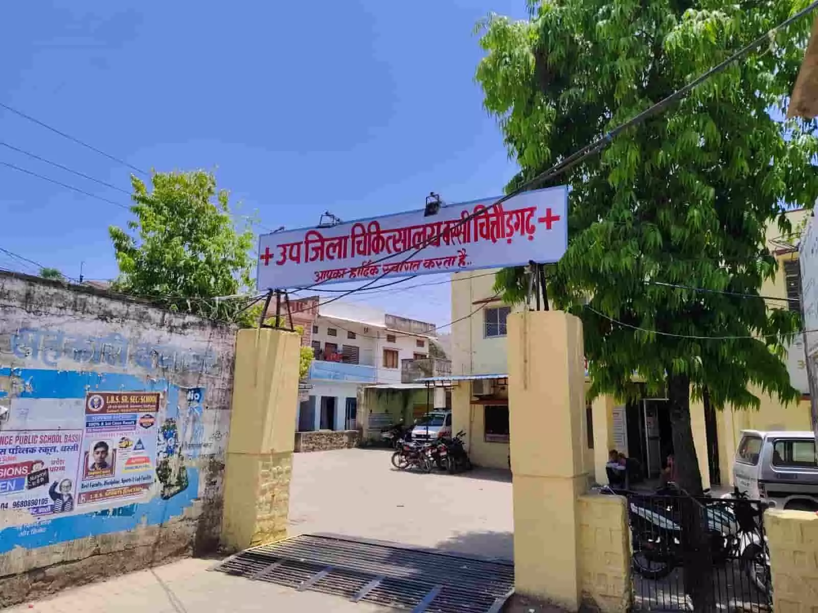 बस्सी में सड़क किनारे पेड़ और बिजली के पोल के बीच से गुजरता हुआ एक अधूरा कंक्रीट का मार्ग। बस्सी में सड़क किनारे पेड़ और बिजली के पोल के बीच से गुजरता हुआ एक अधूरा कंक्रीट का मार्ग।