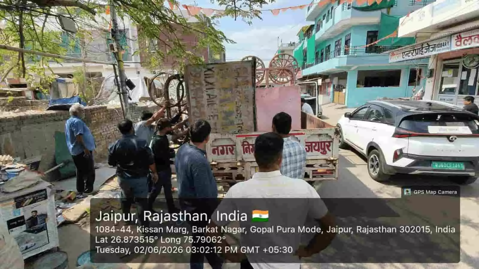 नगर निगम जयपुर की सतर्कता टीम के कर्मचारी किसान मार्ग पर अस्थाई अतिक्रमण का सामान जब्त कर सरकारी ट्रक में लोड कर रहे हैं। नगर निगम जयपुर की सतर्कता टीम के कर्मचारी किसान मार्ग पर अस्थाई अतिक्रमण का सामान जब्त कर सरकारी ट्रक में लोड कर रहे हैं।