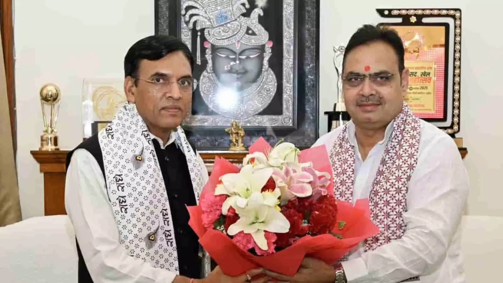 नई दिल्ली में केंद्रीय मंत्री डॉ. मनसुख मांडविया को गुलदस्ता भेंट करते मुख्यमंत्री भजनलाल शर्मा। नई दिल्ली में केंद्रीय मंत्री डॉ. मनसुख मांडविया को गुलदस्ता भेंट करते मुख्यमंत्री भजनलाल शर्मा।