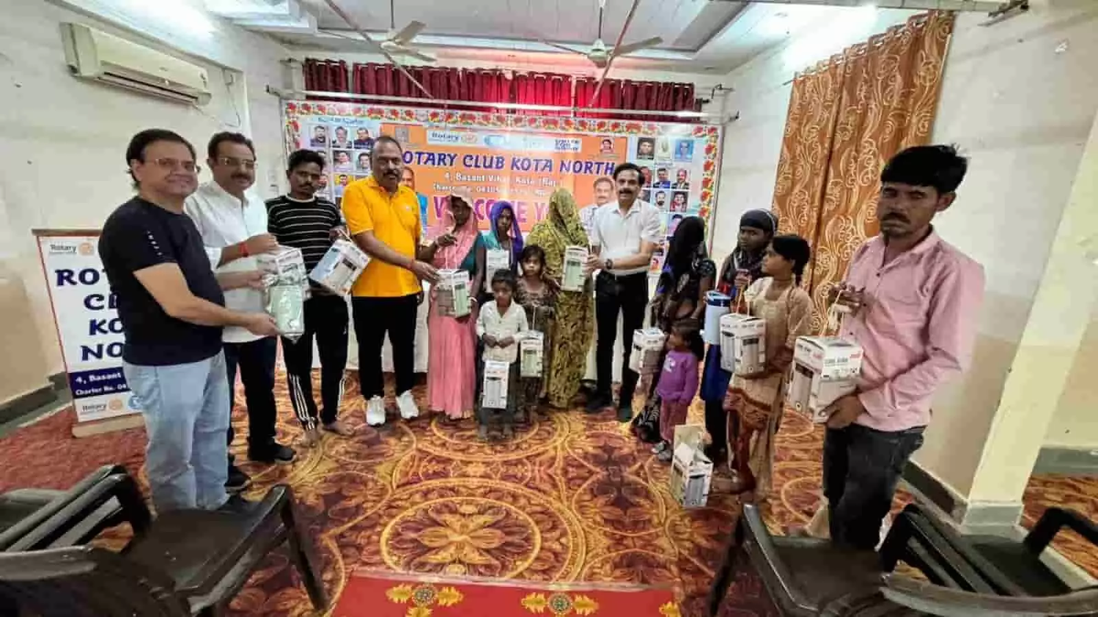 रोटरी क्लब कोटा नॉर्थ के सदस्य कोटा में श्रमिक परिवारों को वाटर कैम्पर वितरित करते हुए। रोटरी क्लब कोटा नॉर्थ के सदस्य कोटा में श्रमिक परिवारों को वाटर कैम्पर वितरित करते हुए।
