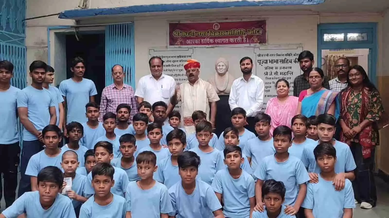 कोटा के करणी विकास समिति छात्रावास में सरस डेयरी अध्यक्ष चैनसिंह राठौड़ और प्रबंधन टीम बच्चों के साथ खड़े हैं। कोटा के करणी विकास समिति छात्रावास में सरस डेयरी अध्यक्ष चैनसिंह राठौड़ और प्रबंधन टीम बच्चों के साथ खड़े हैं।