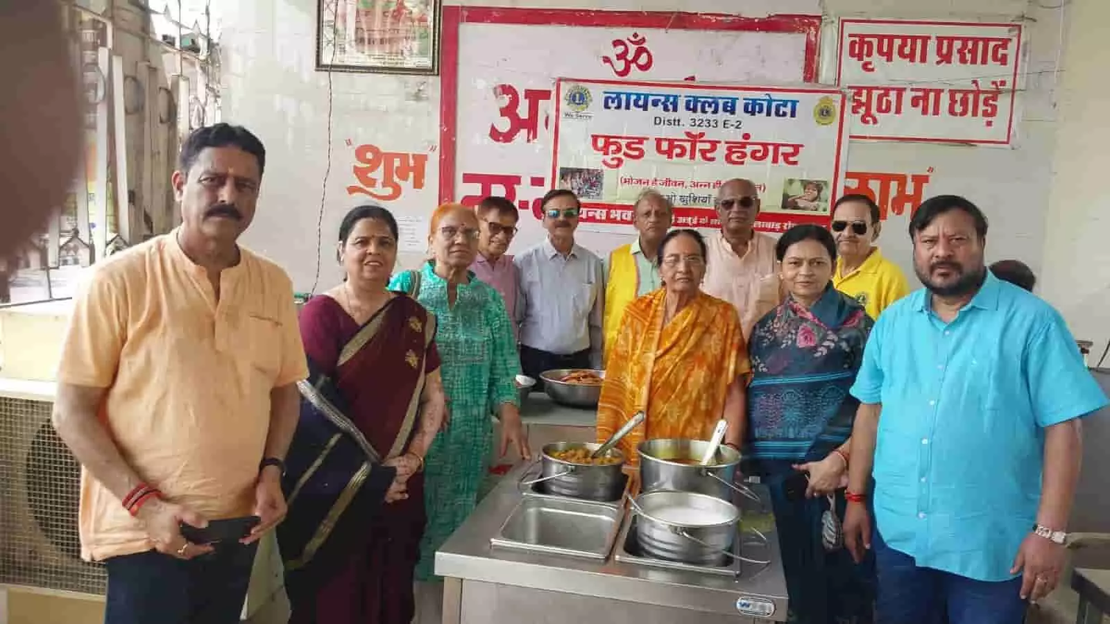 लायंस क्लब के सदस्य कोटा के गीता भवन में जरूरतमंदों को भोजन परोस रहे हैं। लायंस क्लब के सदस्य कोटा के गीता भवन में जरूरतमंदों को भोजन परोस रहे हैं।