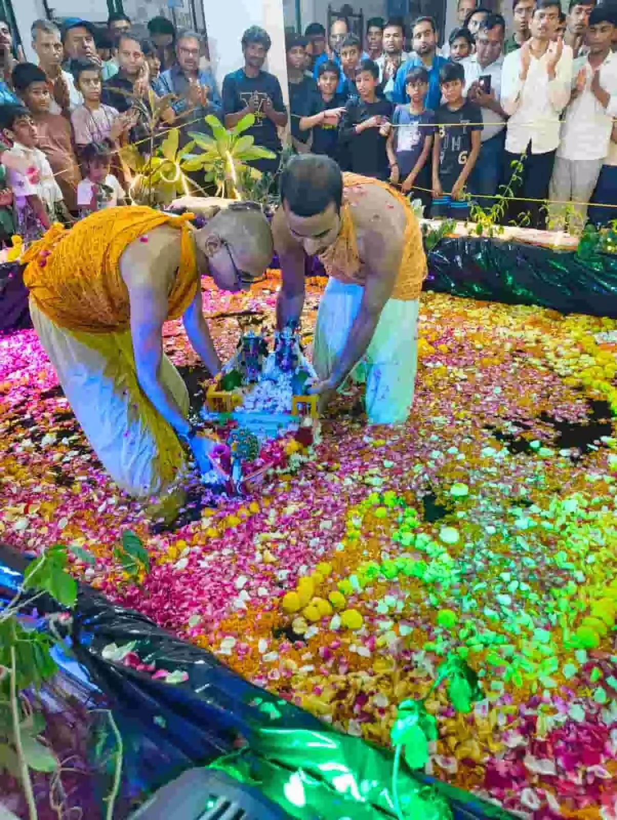कोटा इस्कॉन मंदिर में पुरुषोत्तम मास के अवसर पर आयोजित नौका विहार उत्सव में शामिल भक्त। कोटा इस्कॉन मंदिर में पुरुषोत्तम मास के अवसर पर आयोजित नौका विहार उत्सव में शामिल भक्त।