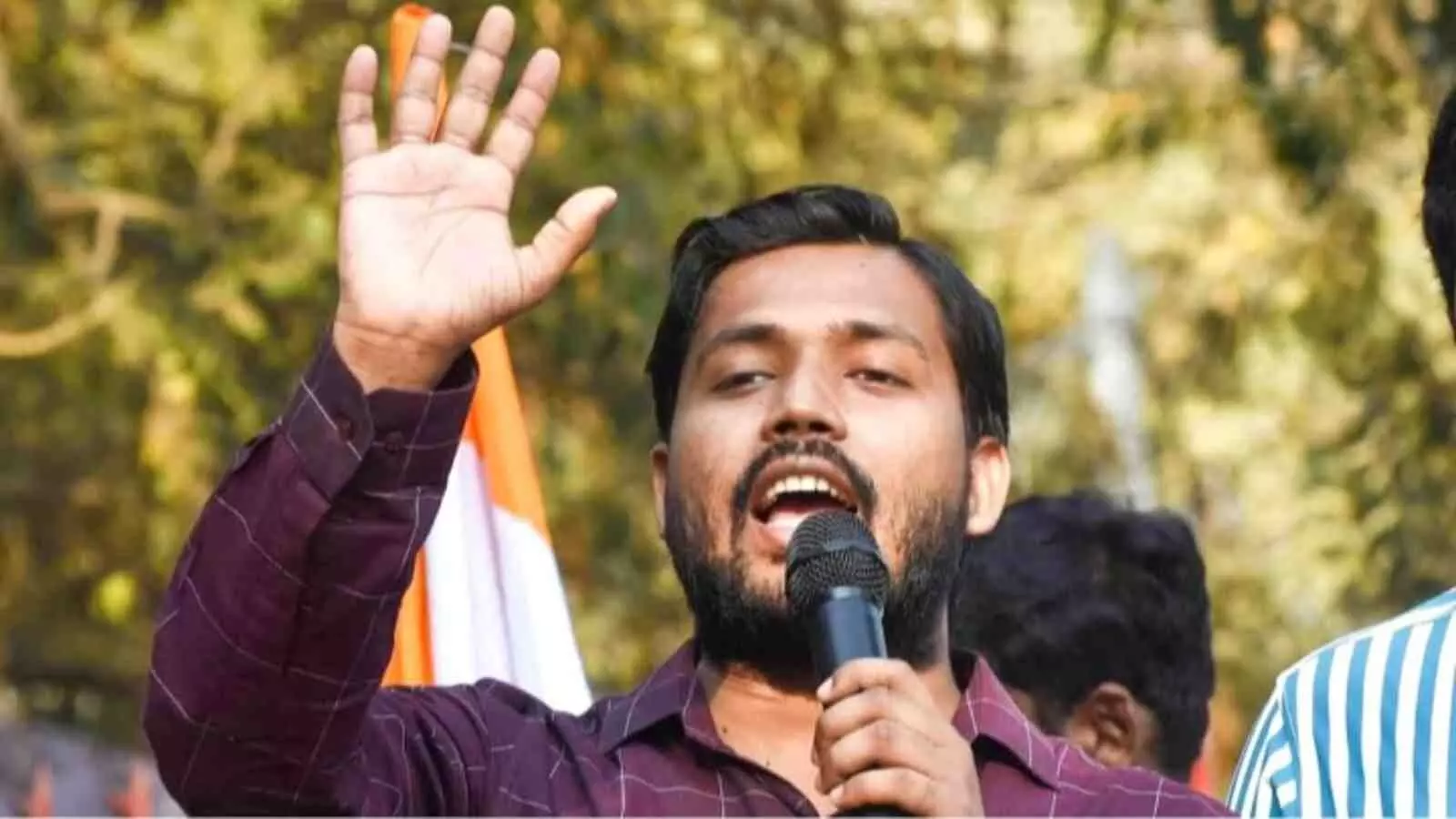 हाथ उठाकर माइक पर बोलते हुए शिक्षक खान सर पटना में हाथ उठाकर माइक पर बोलते हुए शिक्षक खान सर पटना में