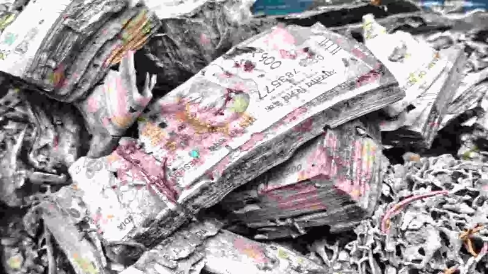 अलमारी से बरामद हुए दीमक द्वारा बुरी तरह नष्ट किए गए पुराने भारतीय करेंसी नोट। अलमारी से बरामद हुए दीमक द्वारा बुरी तरह नष्ट किए गए पुराने भारतीय करेंसी नोट।