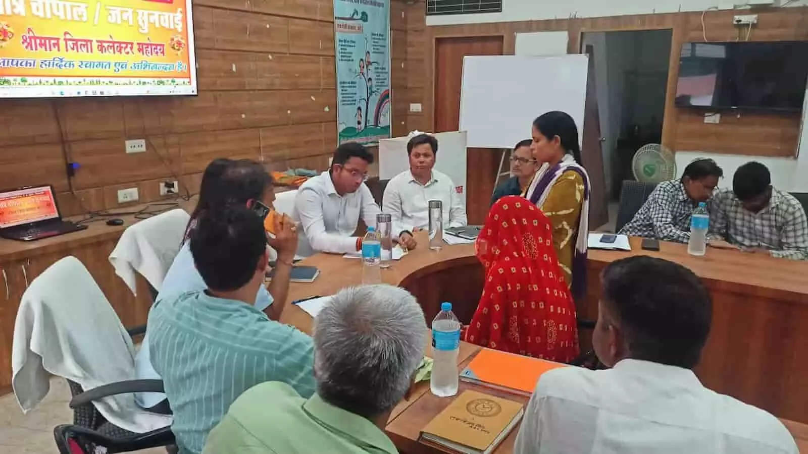 ग्राम पंचायत रारह में आयोजित रात्रि चौपाल में जिला कलेक्टर मयंक मनीष ग्रामीणों से सीधा संवाद कर रहे हैं। ग्राम पंचायत रारह में आयोजित रात्रि चौपाल में जिला कलेक्टर मयंक मनीष ग्रामीणों से सीधा संवाद कर रहे हैं।