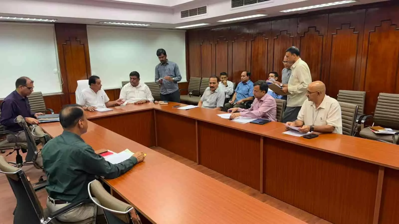 जयपुर में संसदीय कार्य मंत्री जोगाराम पटेल की अध्यक्षता में आयोजित बैठक में वृक्ष संरक्षण अधिनियम के प्रारूप पर चर्चा करते हुए अधिकारी। जयपुर में संसदीय कार्य मंत्री जोगाराम पटेल की अध्यक्षता में आयोजित बैठक में वृक्ष संरक्षण अधिनियम के प्रारूप पर चर्चा करते हुए अधिकारी।