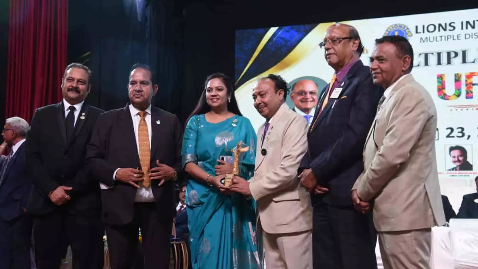 लायंस कन्वेंशन में जयपुर डायमंड क्लब की सचिव प्रीती सक्सैना को अवार्ड लेते हुए देखा जा सकता है। लायंस कन्वेंशन में जयपुर डायमंड क्लब की सचिव प्रीती सक्सैना को अवार्ड लेते हुए देखा जा सकता है।