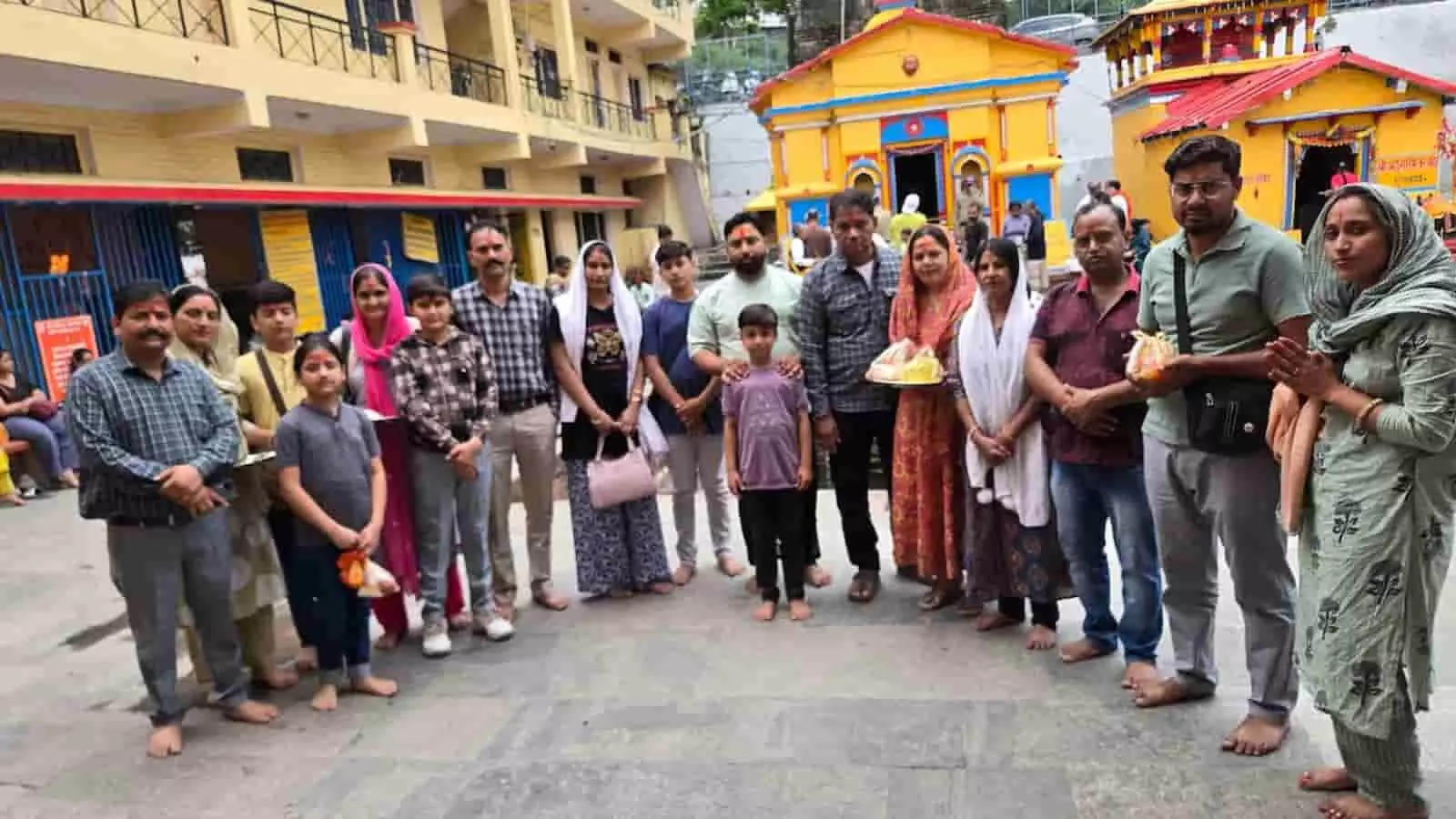 उदयपुरवाटी के 17 श्रद्धालुओं का जत्था चारधाम यात्रा पूरी कर लौटने के बाद। उदयपुरवाटी के 17 श्रद्धालुओं का जत्था चारधाम यात्रा पूरी कर लौटने के बाद।