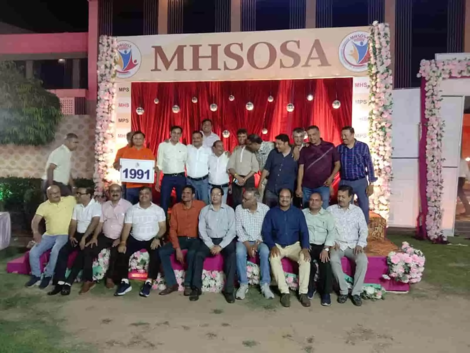 जयपुर के माहेश्वरी पब्लिक स्कूल में महसोसा एलुमनाई मीट के दौरान 1991 बैच के पूर्व छात्र उपस्थित हैं। जयपुर के माहेश्वरी पब्लिक स्कूल में महसोसा एलुमनाई मीट के दौरान 1991 बैच के पूर्व छात्र उपस्थित हैं।