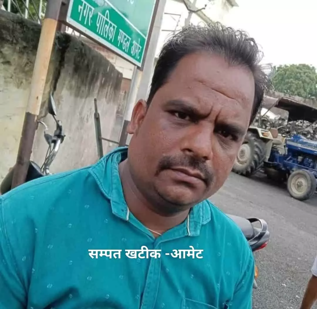 आमेट के दुर्घटना स्थल पर खड़ी पुलिस जीप और सड़क हादसे की जांच करते अधिकारी।