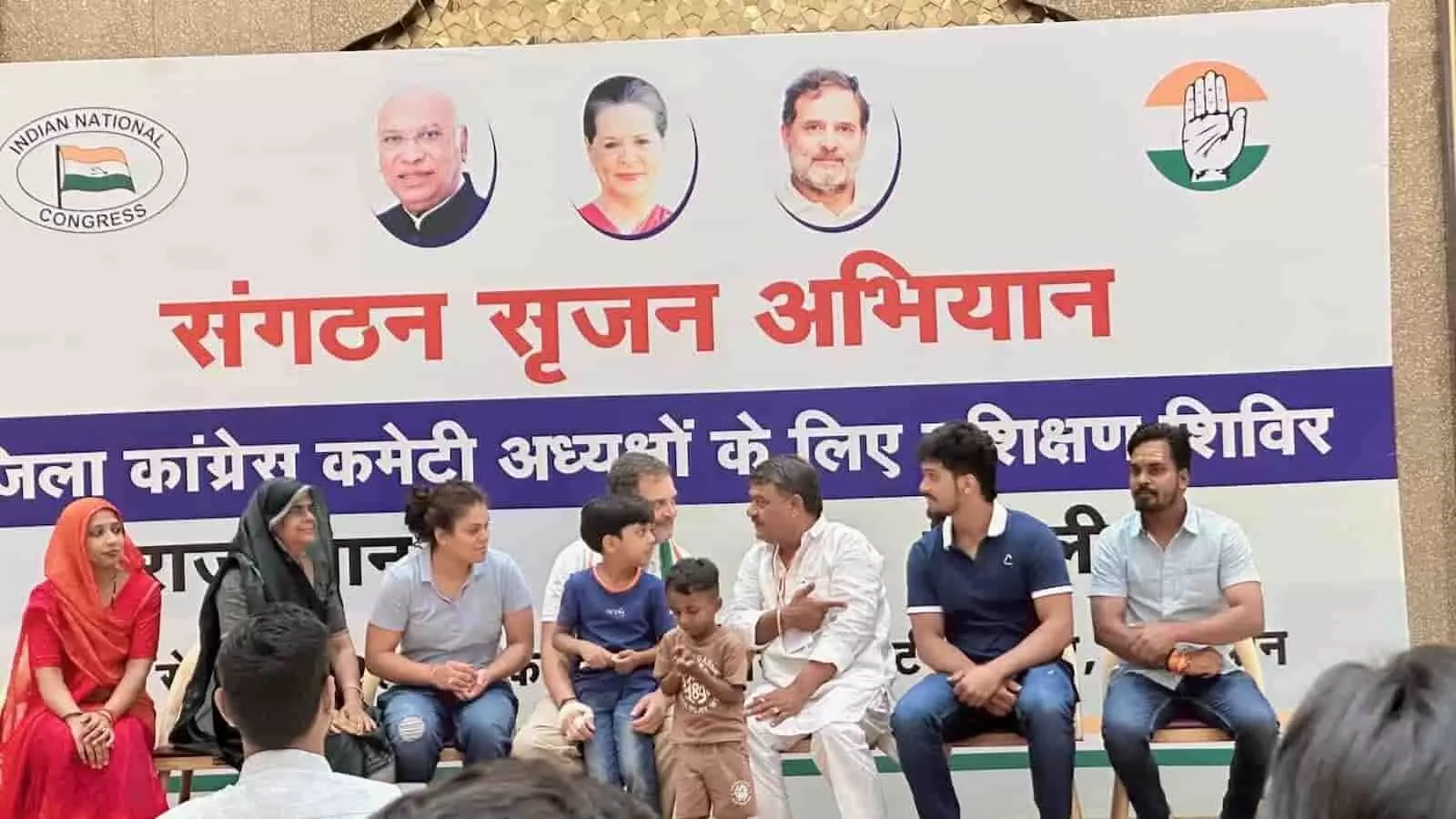 पुष्कर में संगठन सृजन अभियान के मंच पर भीलवाड़ा जिला कांग्रेस अध्यक्ष शिवराम जीपी खटीक के परिवार से बातचीत करते राहुल गांधी। पुष्कर में संगठन सृजन अभियान के मंच पर भीलवाड़ा जिला कांग्रेस अध्यक्ष शिवराम जीपी खटीक के परिवार से बातचीत करते राहुल गांधी।