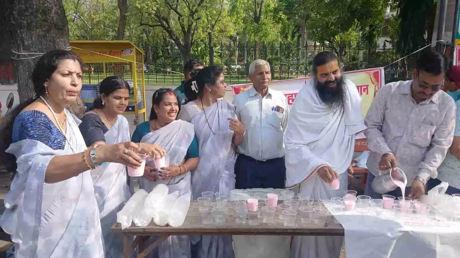 भीलवाड़ा में महंत मोहनशरण शास्त्री और अन्य श्रद्धालु राहगीरों को मिल्क रोज का प्रसाद वितरित करते हुए। भीलवाड़ा में महंत मोहनशरण शास्त्री और अन्य श्रद्धालु राहगीरों को मिल्क रोज का प्रसाद वितरित करते हुए।